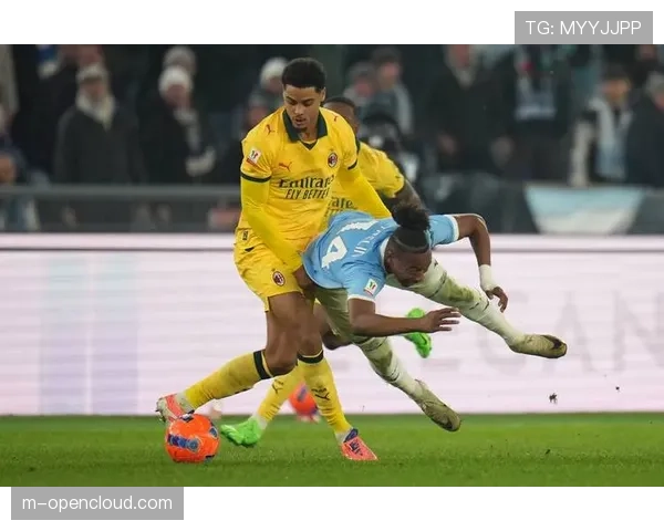 即时：AC米兰对阵拉齐奥比赛因球迷向场内投掷烟雾弹中断十分钟